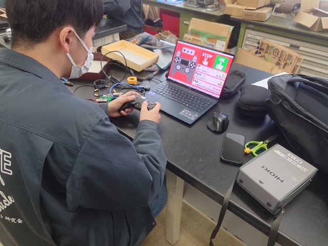 コントローラーの操作テストを行う学生