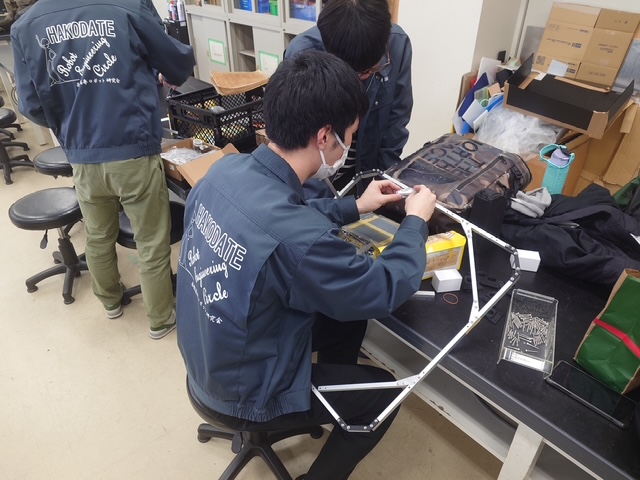 ロボットフレームを組み立てる学生