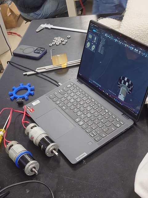 CADでロボット設計を行う様子とモーターユニット