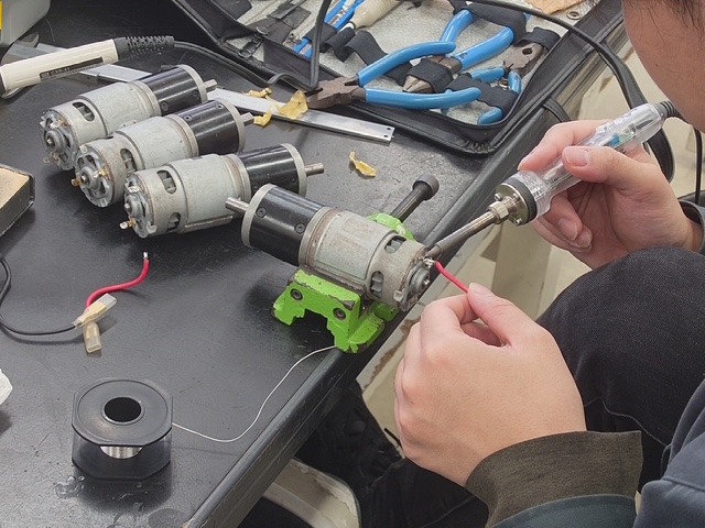 モーターの配線・はんだ付け作業