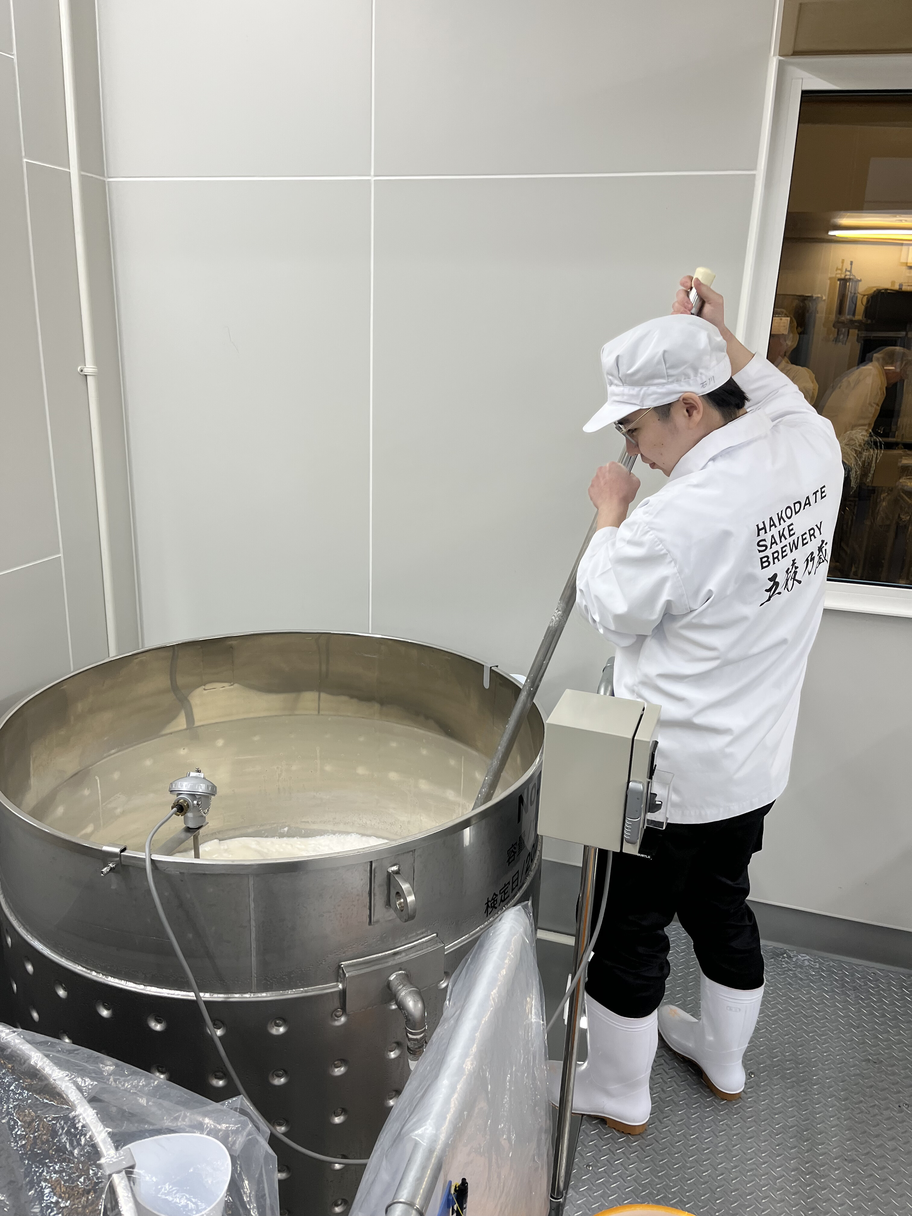 蔵人がタンクの状態を確認する様子